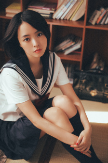 老公和小姑子躺在一起睡觉正常吗